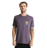 Remera Roark de manga corta en color violeta, con diseño gráfico pequeño en el pecho que representa un sol y olas con la inscripción 'Roark'.