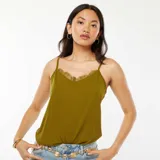 Camiseta de tirantes finos color verde oliva con escote en V y detalle de encaje marrón.