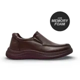 Zapato casual tipo mocasín de cuero marrón con tecnología Memory Foam en la plantilla y suela de goma a tono.