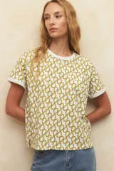 Remera blanca de manga corta con estampado abstracto color mostaza y dobladillo en las mangas.