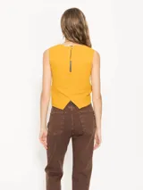 Top de escote cuadrado color rojo, sin mangas y de corte ajustado.