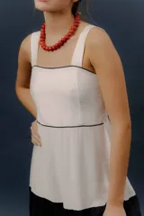 Vestido largo de diseño tricolor con bloques horizontales en blanco y azul marino, tirantes anchos y falda amplia en capas.