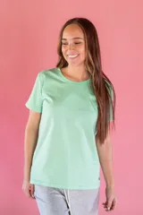 Remera básica de algodón con cuello redondo y manga corta, de calce clásico.