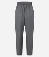 Pantalón de vestir gris con finas rayas verticales, de corte carrot, tiro alto y cierre frontal con botón.