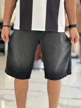 Bermuda de jean de corte baggy y tiro medio, con diseño clásico de cinco bolsillos y lavado claro.