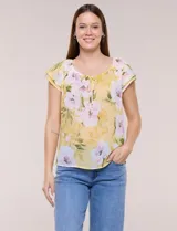 Blusa de gasa liviana semitransparente con estampado floral en tonos amarillos, blancos y rosados. Presenta escote redondo elastizado con lazo central, mangas cortas con doble volado y silueta holgada.
