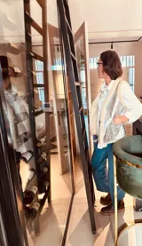 Chaleco plateado reversible con interior de gamulan color crema.