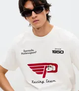 Remera de algodón de manga corta y cuello redondo, con diseño de estilo automovilístico. Presenta una estampa frontal con el personaje Snoopy, el logo de Peanuts Motorsport y la inscripción Racing Team.