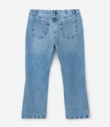 Pantalón de jean corte recto en color azul claro, con aplicación de brillo sutil en las piernas. Presenta cintura estructurada, cierre frontal con botón y cremallera, y diseño clásico de cinco bolsillos.
