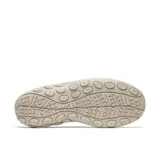 Zapatillas tipo slip-on Merrell modelo Jungle Moc, confeccionadas en gamuza color beige con suela de goma antideslizante y entresuela de espuma EVA para mayor amortiguación.
