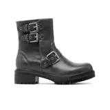Bota de caña media color negro, confeccionada en cuero, con suela track y taco bajo. Presenta dos hebillas decorativas en la parte superior de la caña y una hebilla adicional sobre el empeine, todas con herrajes metálicos.