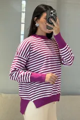 Buzo de tejido de punto con diseño de rayas horizontales en color fucsia y blanco, cuello redondo, mangas largas con puños anchos y ruedo con abertura lateral.