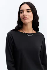 Remera de manga larga con corte oversize, cuello redondo y hombros caídos, confeccionada en algodón.