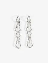 Aros largos plateados con diseño de argollas irregulares.