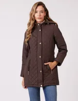 Campera matelassé color marrón con diseño combinado de rombos en el cuerpo y costuras horizontales en las mangas. Cuenta con capucha fija, cierre frontal oculto bajo solapa con botones a presión dorados y ajuste entallado en la cintura.