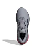 Championes de running Adidas modelo Galaxy 7, color gris con detalles en negro y una franja roja en la mediasuela. Presentan diseño de malla transpirable, cierre con cordones y tecnología Cloudfoam en la suela para mayor amortiguación.