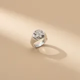 Anillo tipo sello de plata 925 con diseño de abeja grabado en relieve sobre una base hexagonal.