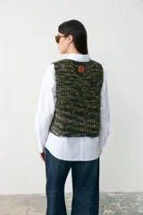 Chaleco tejido de punto con diseño multicolor en tonos verdes, azules y rosados, con escote en V y corte recto.