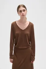 Remera de manga larga confeccionada en viscosa, con cuello en V y diseño holgado.