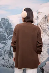 Buzo oversize de tejido de punto con textura acanalada, color blanco, de cuello redondo, manga larga y tajos laterales en el ruedo.