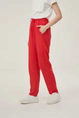 Pantalón babucha rojo de tela rústica con cintura elastizada y cordón ajustable.
