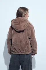 Campera de piel sintética color marrón, con cierre frontal, cuello alto y diseño holgado.