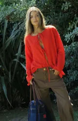 Saco tipo blazer de mujer, color azul marino, con solapas anchas y botones frontales.