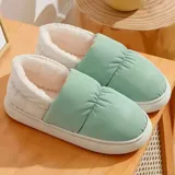 Pantuflas cerradas impermeables de United Uy, diseño bicolor con empeine azul y talón blanco, con interior de corderito y suela de goma blanca.