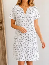 Camisón de algodón blanco con estampado floral pequeño en azul, de corte recto, manga corta y escote en V con botones frontales.