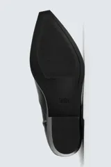 Bota corta negra estilo cowboy, con caña lisa, punta cuadrada y tirador trasero. Ajuste mediante cremallera lateral y tacón bajo.