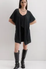 Saco abierto color crudo, de tejido de punto con lurex.