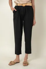 Pantalón italiano de algodón y spandex, color gris claro, de corte ancho y recto, con bolsillos laterales y cinto rústico elastizado.