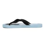 Chinelas de goma azul marino con estampado de palmeras en gris y detalles en amarillo flúor.