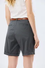 Bermuda clásica de corte recto, confeccionada en algodón con elastano, con bolsillos laterales y vuelta en el ruedo. Incluye un cinturón delgado de cuero marrón.