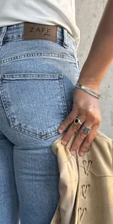 Jean de corte clásico en color azul claro (lavado skyblue), confeccionado en denim con elastano para mayor comodidad. Presenta costuras reforzadas, bolsillos traseros funcionales y etiqueta de cuero sintético de la marca Zaff en la parte posterior.