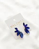 Par de caravanas de fiesta con forma de hojas de cristal facetado color azul.