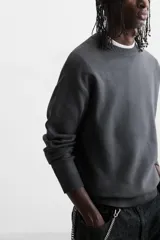 Jersey de punto de tacto suave con diseño de rayas horizontales anchas en color rosa claro y marrón oscuro. Presenta cuello redondo, manga larga y terminaciones en rib.