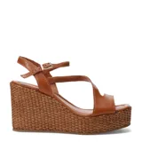 Sandalias de plataforma de corcho trenzado y taco chino, color suela, con tiras cruzadas de cuero y cierre de hebilla en el tobillo.