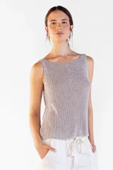 Musculosa de tejido de punto color marrón chocolate, con escote bote y diseño sin mangas.