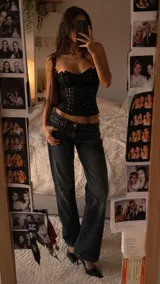 Corset negro con cordones frontales y laterales, de diseño ajustado y estilo estructurado.