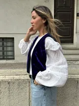 Chaleco de terciopelo color morado con diseño de bloques.