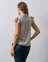 Camisa azul marino de satén, marca Alex & Lili. Cuello con solapa y escote en V. Apertura central con botones y sisas con volados.