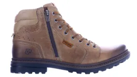 Bota de cuero color marrón con diseño de caña media, cierre lateral y cordones frontales. Presenta suela de goma dentada antideslizante y detalles de costuras reforzadas.