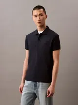 Chomba de corte regular confeccionada en poliéster reprocesado de secado rápido. Presenta cuello tejido, cartera con dos botones ocultos, mangas cortas y el monograma de la marca bordado en el pecho.