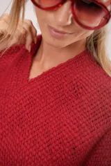 Ruana tejida artesanalmente en telar manual, color rojo, con hilado mecha de lana merino y acrílico.