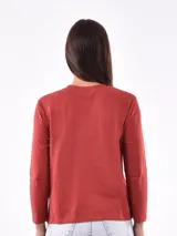 Remera de manga larga color beige, con cuello redondo y estampado frontal que dice "Magic is something you make" en color lila.