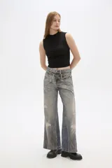 Pantalón de jean celeste con efecto desgastado, corte baggy y tiro bajo.