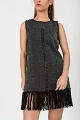 Vestido corto sin mangas de tejido metalizado plateado y negro, con detalle de abertura vertical en el centro y flecos largos en el ruedo.