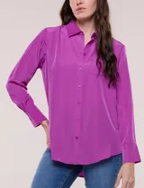 Camisa de satén blanca de la marca Floral & Ivy, con cuello con solapa, cierre frontal de botones, manga larga con puño ancho y bolsillo aplicado en el pecho.