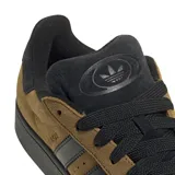 Championes adidas Campus 00s de gamuza color marrón con las icónicas tres tiras laterales en negro. Presenta suela de goma negra, cordones negros y el logo de la marca en la lengüeta.